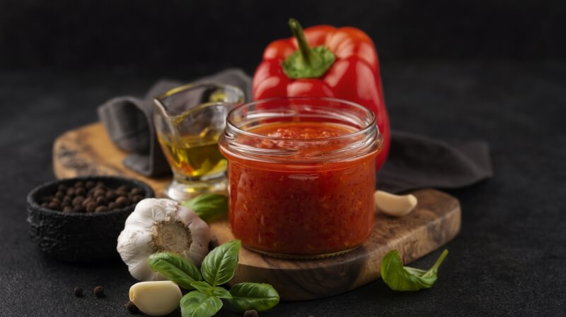 Ajvar - bałkańska pasta z pieczonych czerwonych papryk