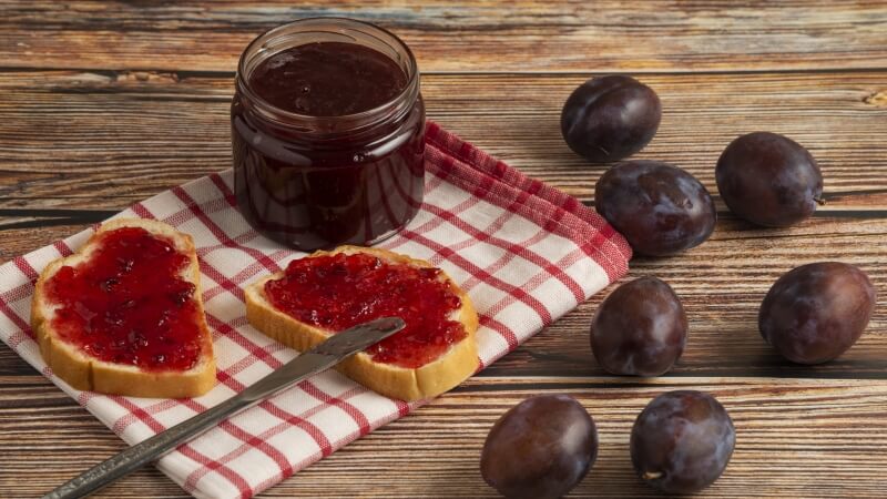 Domowy dżem owocowy w słoiku