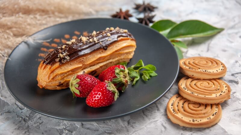 Ekler z kremem i polewą czekoladową