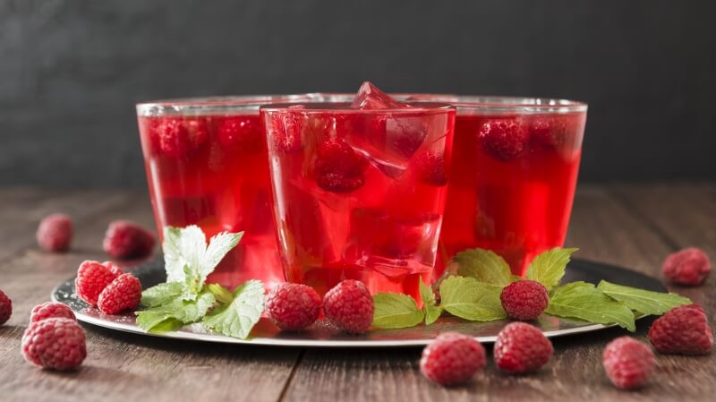 Kolorowa galaretka owocowa na talerzu