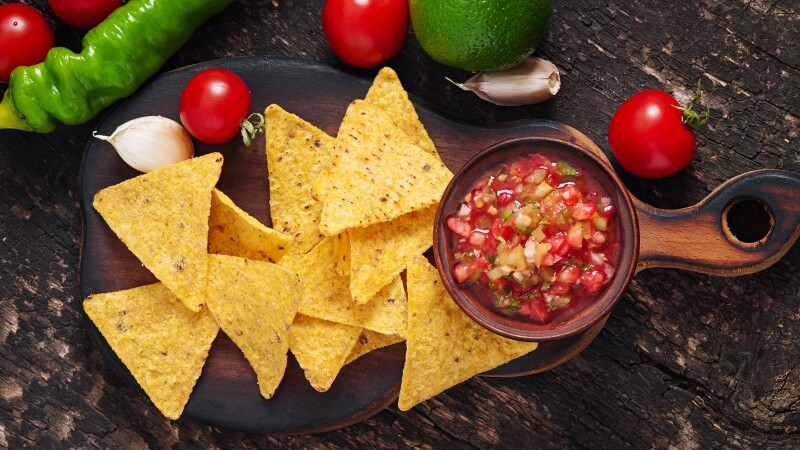 Nachos z serem, salsą i guacamole