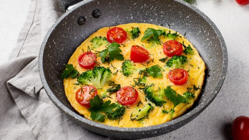 Puszysty omlet z warzywami na talerzu