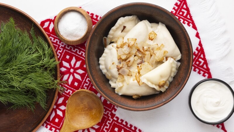Tradycyjne polskie pierogi na talerzu