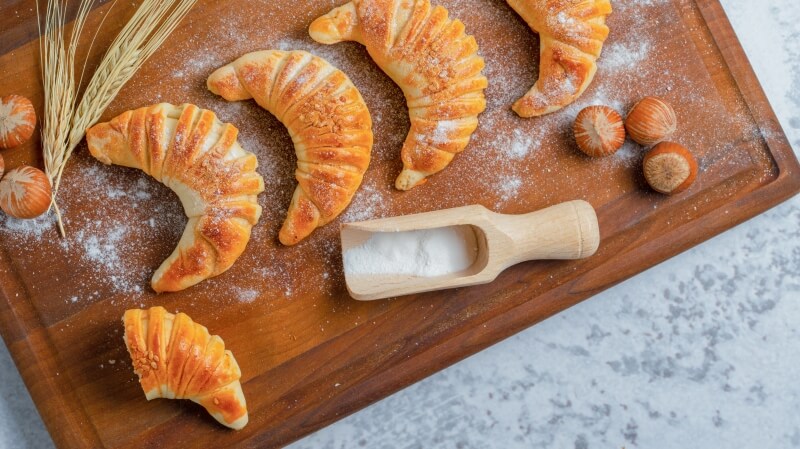 Świeży rogalik z chrupiącą skórką