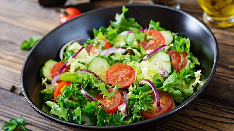 Kolorowa sałatka ze świeżych warzyw