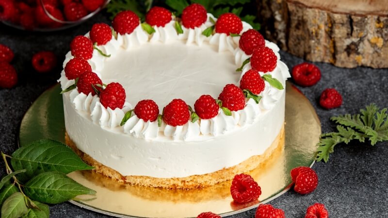 Elegancki tort z dekoracją