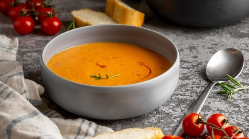 Gorąca zupa w misce