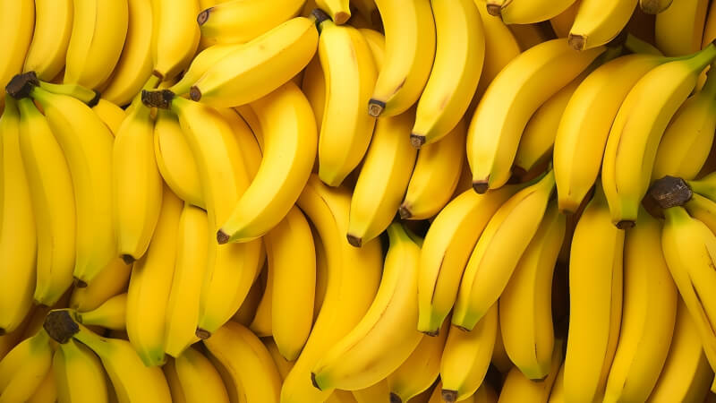 Kiść dojrzałych żółtych bananów