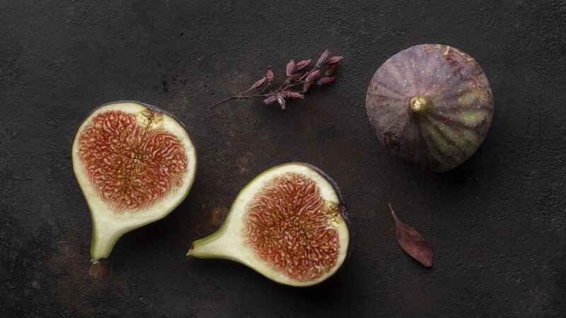 Dojrzała figa z widocznym miąższem w środku