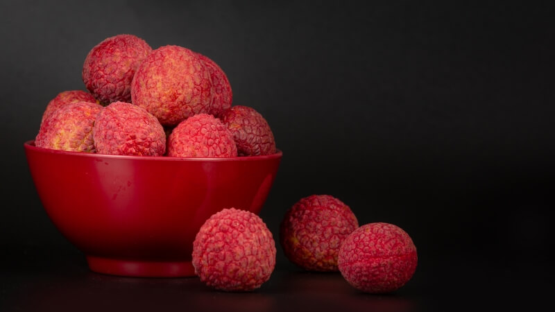 Owoce liczi z charakterystyczną czerwoną łupinką