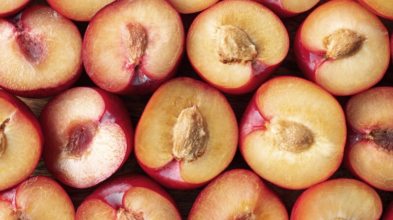 Soczysta nektarynka z gładką czerwono-żółtą skórką