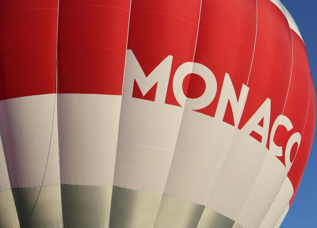 Balon na gorące powietrze z napisem "MONACO" w kolorach flagi Monako - czerwonym i białym
