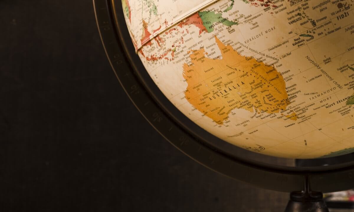 Globus ziemski pokazujący kontynent australijski z zaznaczonymi krajami