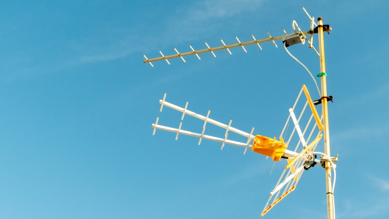 Antena radiowa na dachu budynku - przedmiot na literę A w grze Państwa-Miasta