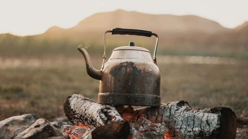 Elektryczny czajnik w nowoczesnej kuchni - przedmiot na literę C w grze Państwa-Miasta