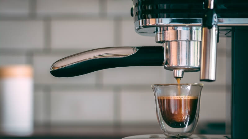 Ekspres do kawy w eleganckiej kuchni - przedmiot na literę E w grze Państwa-Miasta