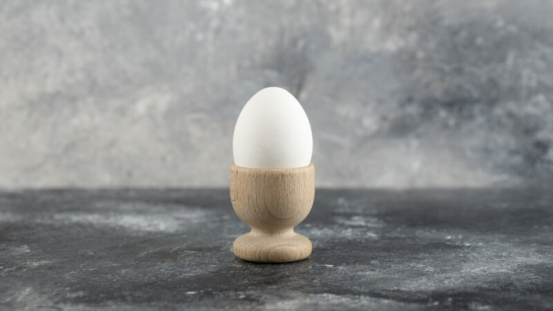 Świeże jajko kurzej w koszyku - przedmiot na literę J w grze Państwa-Miasta