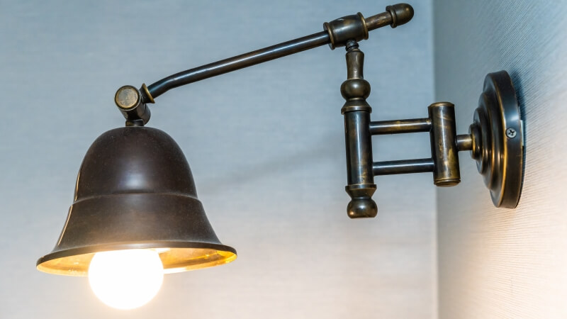 Elegancka lampka nocna na stoliku - przedmiot na literę L w grze Państwa-Miasta