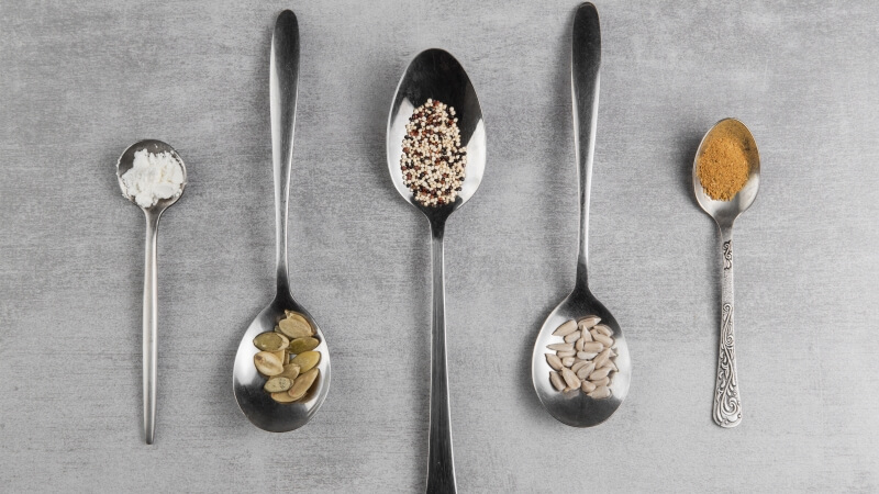 Metalowa łyżka na białym tle - przedmiot na literę Ł w grze Państwa-Miasta