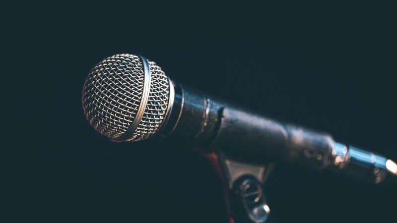 Profesjonalny mikrofon studyjny na statywie - przedmiot na literę M w grze Państwa-Miasta