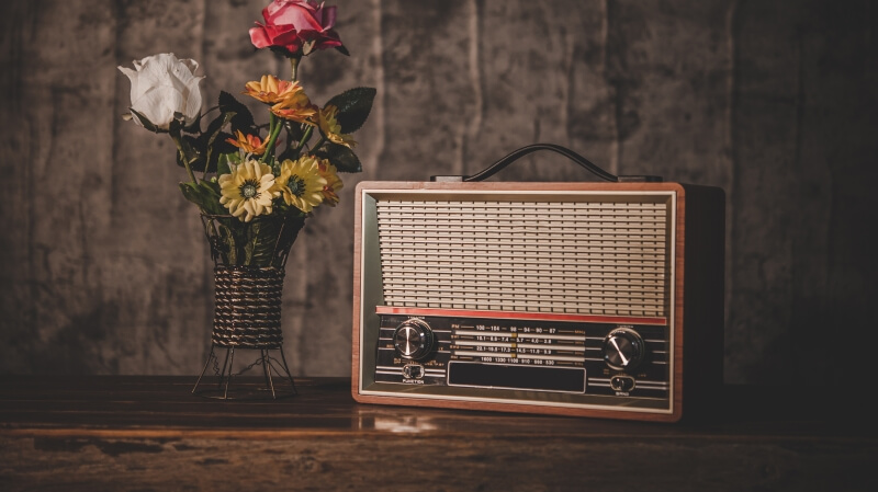 Vintage radio z drewnianą obudową i analogowymi pokrętłami - przedmiot na literę R w grze Państwa-Miasta