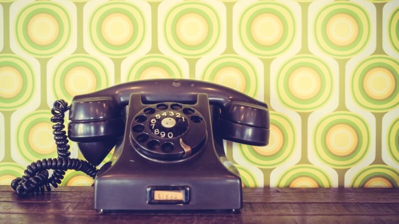 Nowoczesny smartfon z kolorowym ekranem dotykowym - przedmiot na literę T w grze Państwa-Miasta