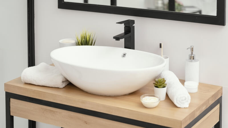 Biała ceramiczna umywalka z baterią w nowoczesnej łazience - przedmiot na literę U w grze Państwa-Miasta